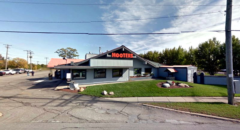 Hooters - Roseville - 32976 Gratiot Ave (newer photo)